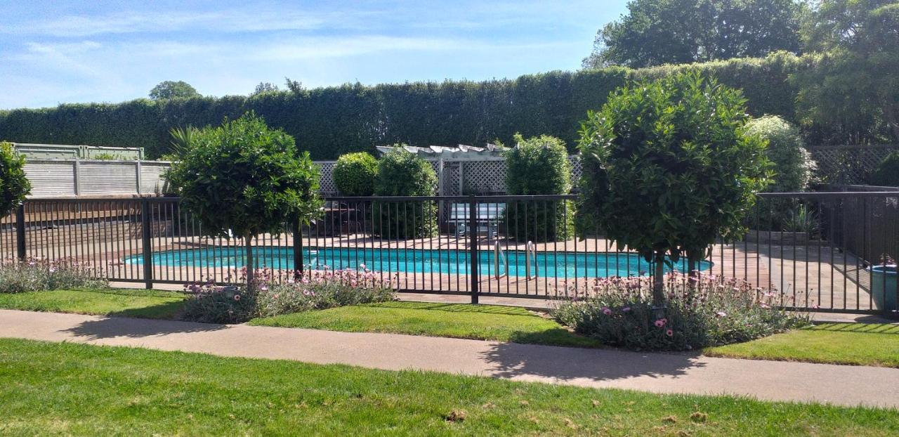 Rustling Oaks Nz Boho Pool House Cambridge Exterior foto