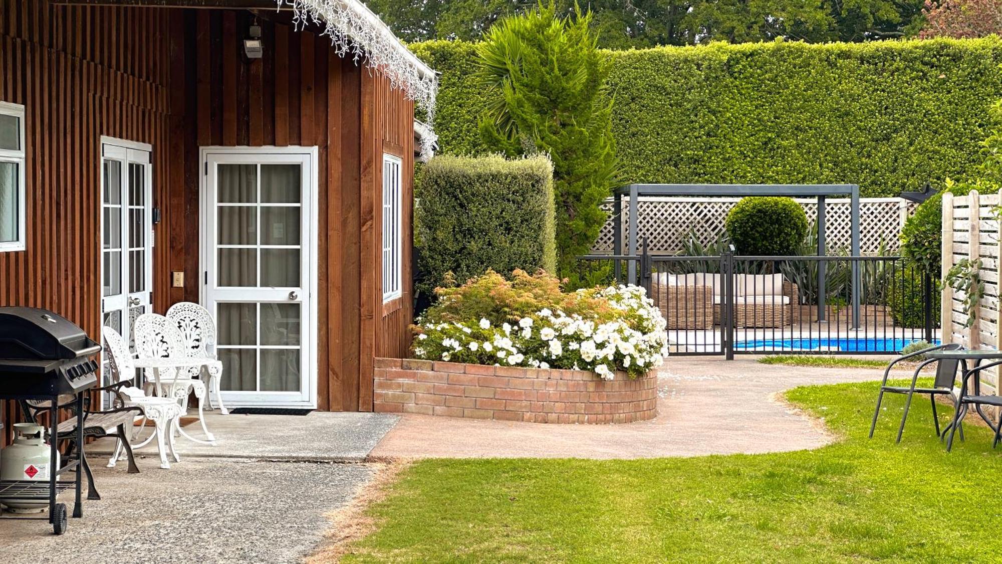 Rustling Oaks Nz Boho Pool House Cambridge Exterior foto