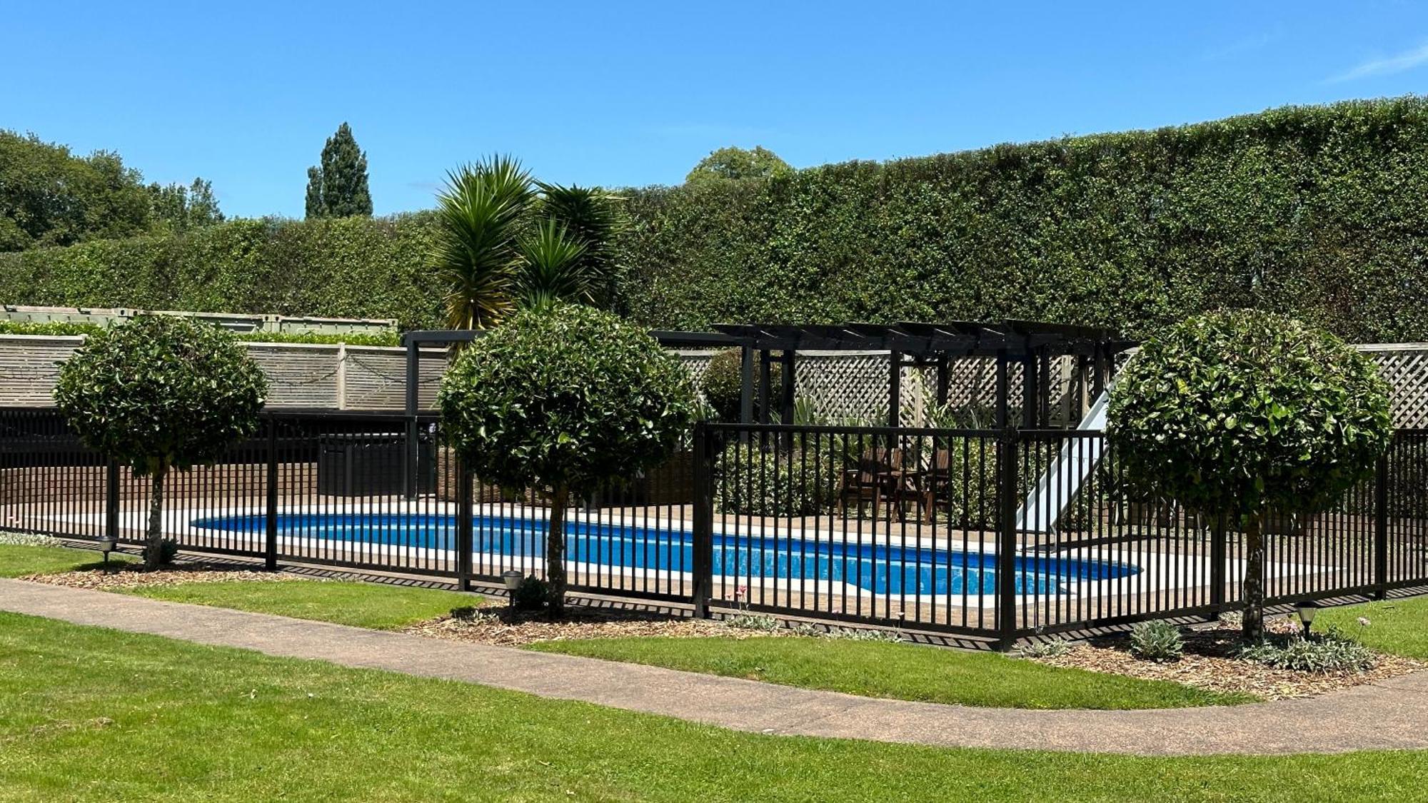 Rustling Oaks Nz Boho Pool House Cambridge Exterior foto